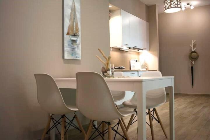 Chic And Minimal Apartment Close To Thissio Metro Atene Esterno foto
